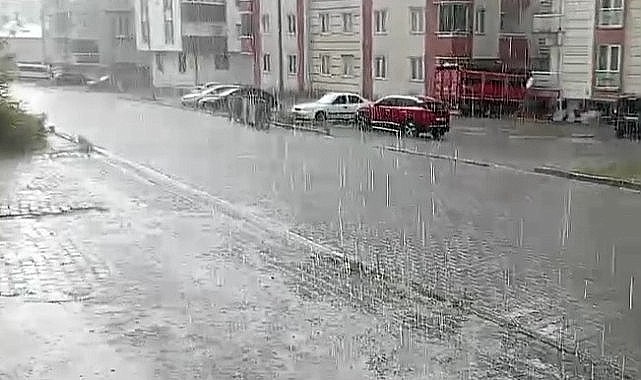 Ardahan, güne yağmurla başladı