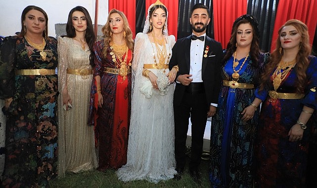 Aşiret düğününde geline 5 kilo altın, damada ise 5 milyon 150 bin TL para takıldı