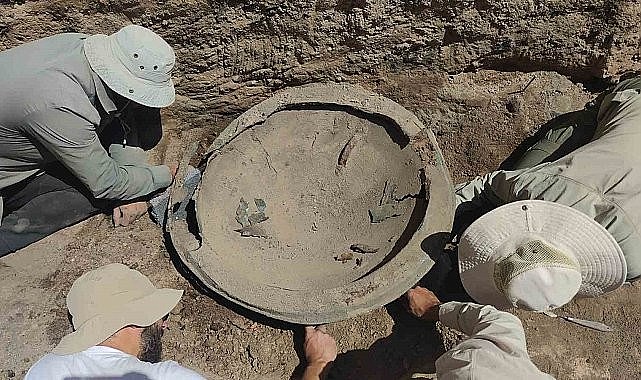 Ayanis Kalesi'nde 2 bin 700 yıllık 3 adet bronz kalkan bulundu