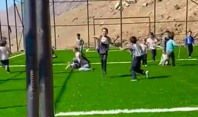 Bahçesaray'da yürekleri ısıtan anlar: Minikler saha kirlenmesin diye ayakkabılarını çıkarıp oynadı