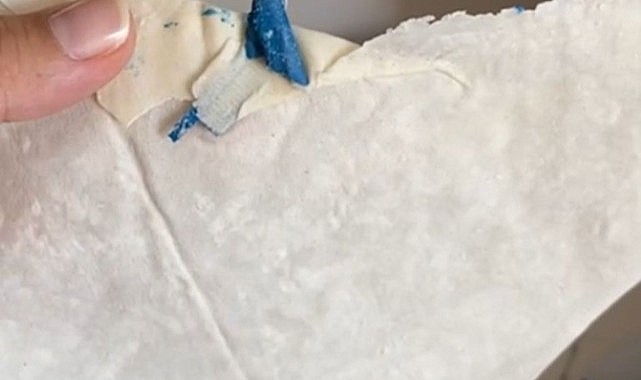 BİM’den aldığı yufkadan erimiş plastik çıktı