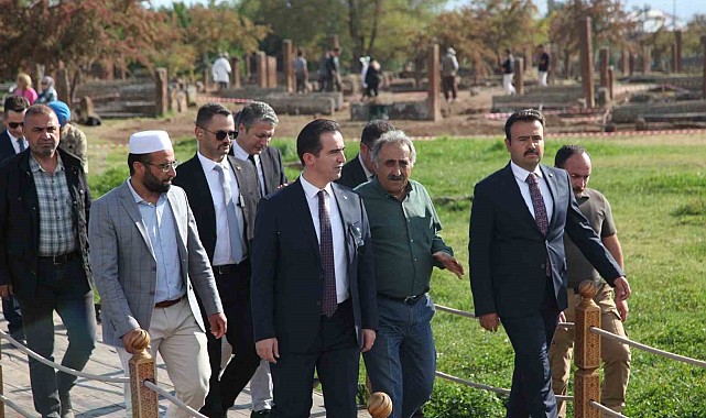 Bitlis'in yeni Valisi Karakaya ilk ziyaretini tarihi ilçe Ahlat'a yaptı