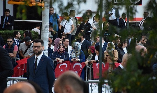 Cumhurbaşkanı Erdoğan Türkevi'nin önünde yoğun ilgiyle karşılandı