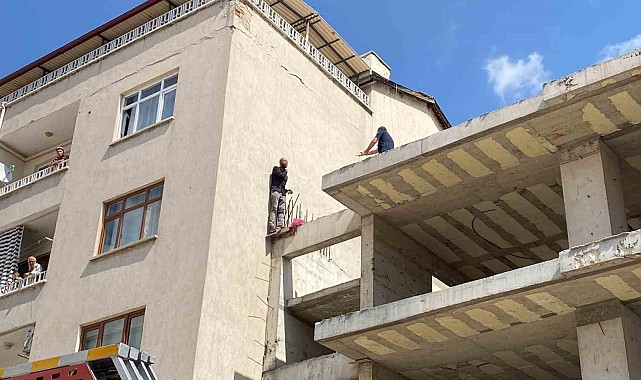 Dördüncü kattan atlamak isteyen şahıs ekipler tarafından ikna edildi