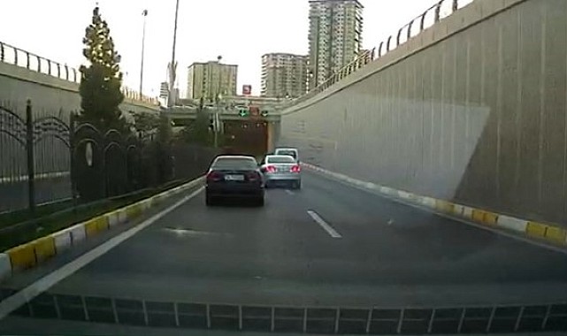 Elazığ'da makas atan sürücü kameralara yansıdı