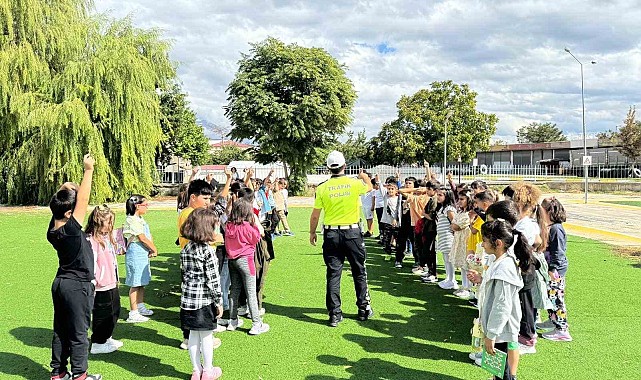 Erzincan'da çocuklara oyunlarla trafik eğitimi verildi