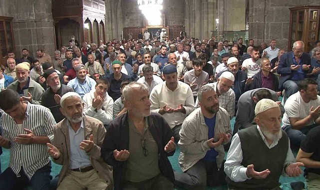 Erzurum'da Mevlid Kandili coşkusu