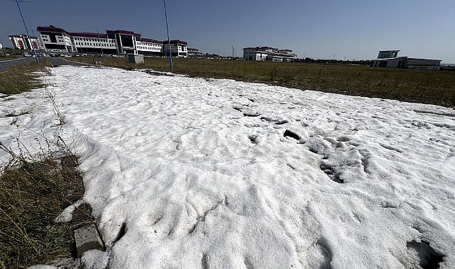 Gece etkili olan dolu, güneşe rağmen erimedi