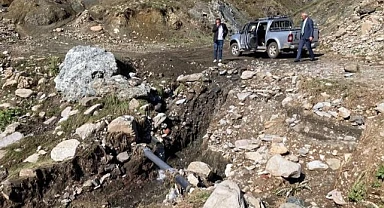 Göle'de sağanak yağış sele dönüştü: Su hattı hasar gördü