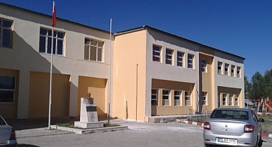 Göle’de sessiz sedasız kapatılan yurt binasına tepkiler devam ediyor