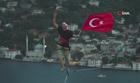 Halat üzerinde 15 Temmuz Köprüsü’nü geçen atleti vatandaşlar ilgiyle izledi
