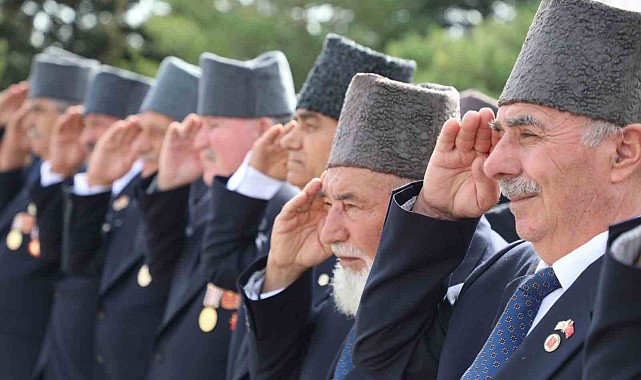Kahramanlarla birlikte yürüdüler