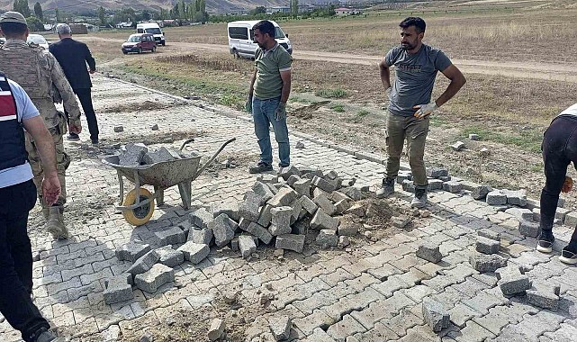 Köy yollarına parke taşı yapılıyor