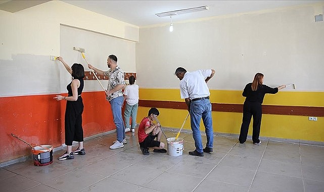 Öğretmen ve veliler el ele vererek sınıfları boyadı, temizlik yaptı