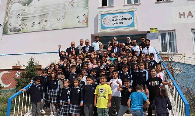 Oltu'da öğrencilere kırtasiye desteği
