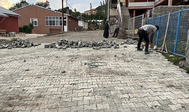 Posof Belediyesi stabilize yolları parke taşla döşemeye başladı