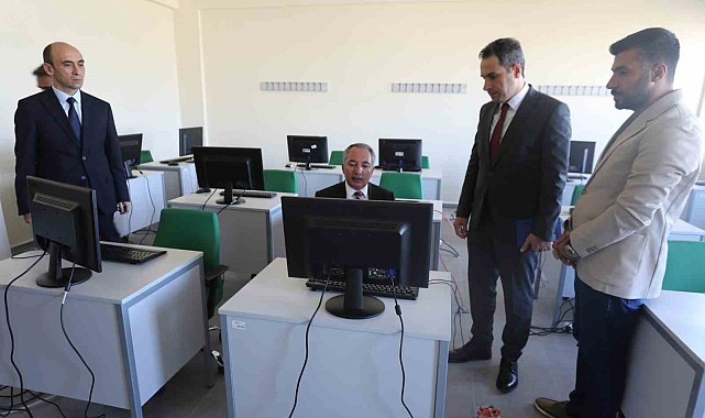 Prof. Dr. Karabulut, bilgisayar laboratuvarında incelemelerde bulundu