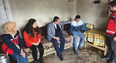 Sosyal hizmetler il müdürü Çetinkaya, işitme engelli genci evinde ziyaret etti