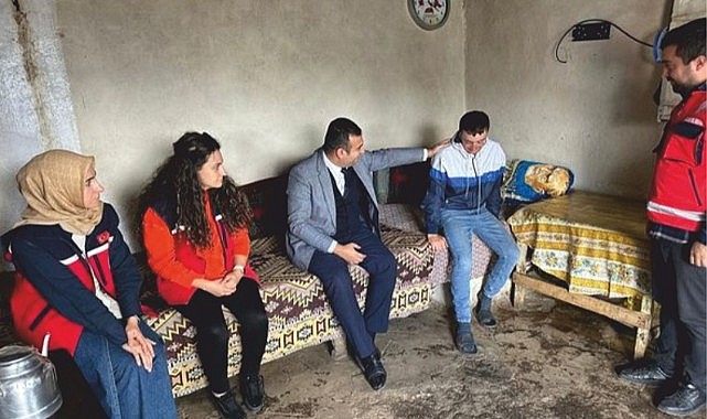Sosyal hizmetler il müdürü Çetinkaya, işitme engelli genci evinde ziyaret etti