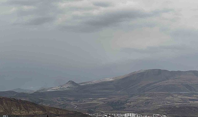 Tatvan'da yüksek kesimlere kar yağdı
