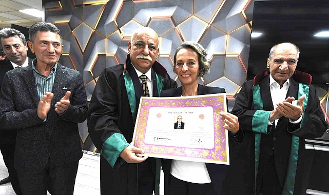 Tıp profesörü bu kez avukat cübbesini giydi