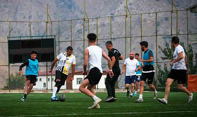 Vali Çelik, sporcularla çift kale maçı yaptı