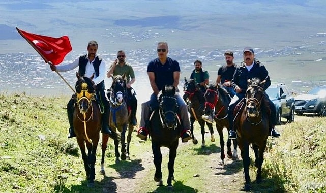 Vali Çiçek, Yıldızlı Dağ'daki doğa yürüyüşüne katıldı