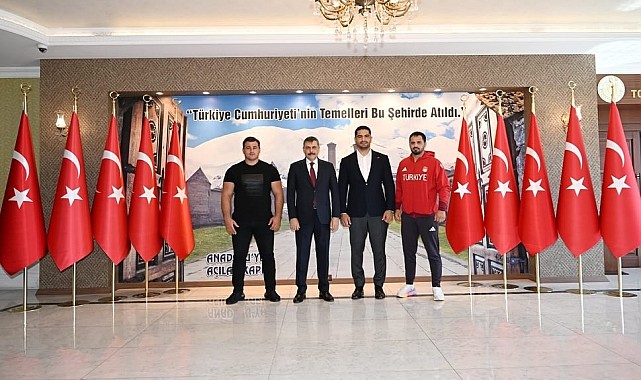 Vali Çiftçi ve Başkan Sekmen, şampiyonları kabul etti