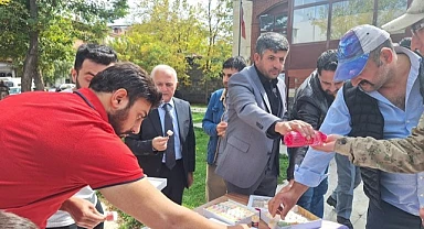 Vatandaş, esnafın tatlısını yedi