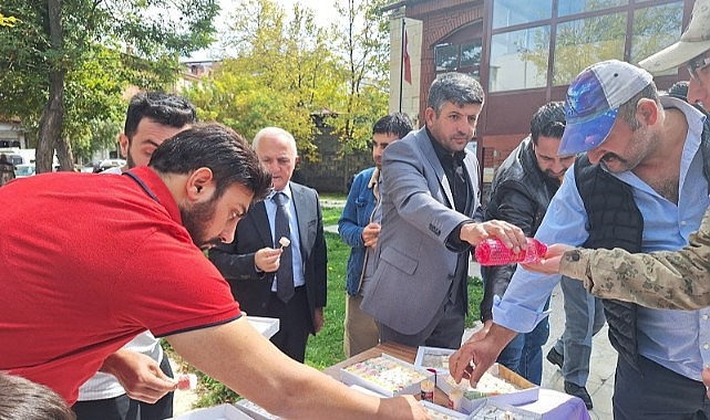 Vatandaş, esnafın tatlısını yedi