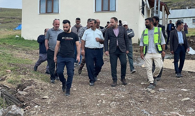 Vekil Koç, deprem konutları inşaatında incelemelerde bulundu