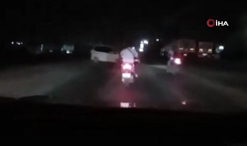 Video çekmek isterken motosikletin otomobile ok gibi saplandığı anları kayda aldı