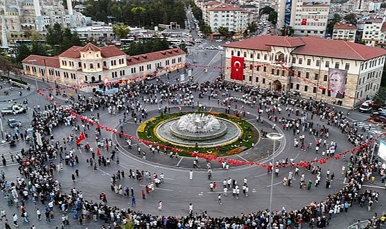 Yok böyle halay: 1058 kişi aynı anda halay çekti