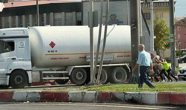 Yolda kalan yakıt tankerini imdadına polis ekipleri yetişti