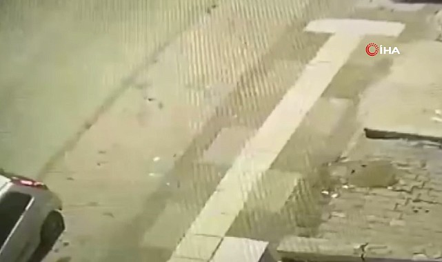 Yolun karşısına yavaş geçtiği için sinirlendiği yayaya kafa attı