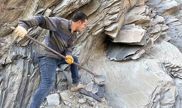 Yüksekova'da definde kullanılan mezar taşları için köylülerin tehlikeli çalışması sürüyor