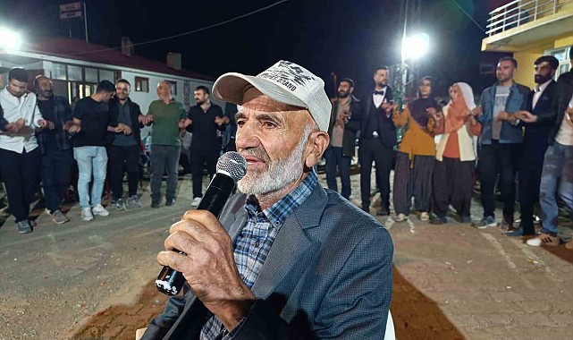 70 yaşındaki dede söyledi, gençler oynadı