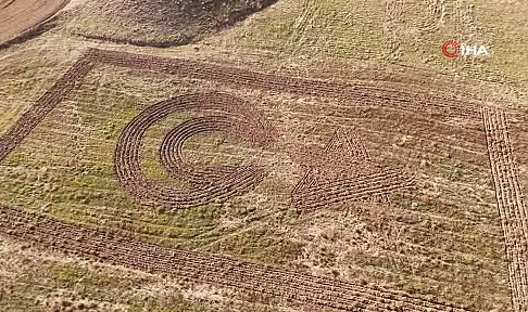 Amasyalı çiftçi tarlasına traktörüyle Türk bayrağı çizdi