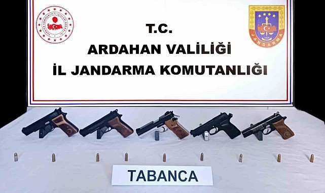 Ardahan'da otomobilde 5 adet ruhsatsız tabanca ele geçirildi