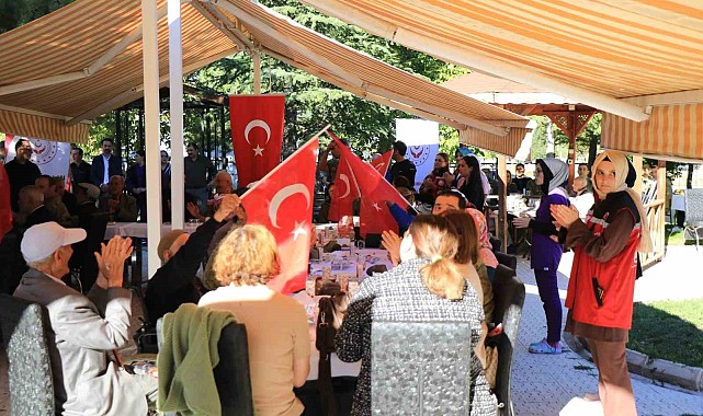 Askeri bando takımı, huzurevi sakinleri için çaldı