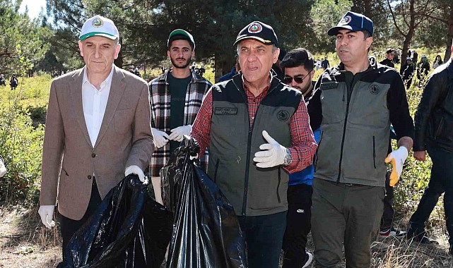 Bingöl'de el ele verip ormanı temizlediler