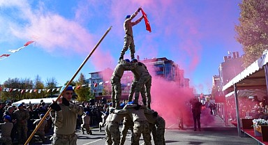 Cumhuriyet Bayramı Ardahan’da tören ve geçitlerle kutlandı