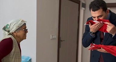 Cumhuriyet’in 101. Yılı huzurevinde bayrak hediyesiyle kutlandı