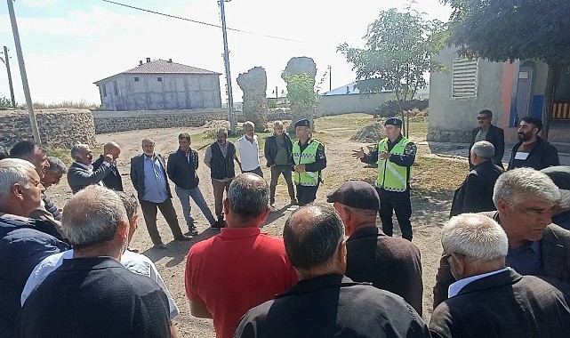 Digor'da jandarma, traktör sürücülerini bilgilendirdi
