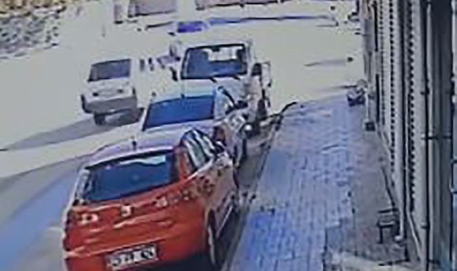 Elazığ'da iki otomobilin çarpışma anı kameraya yansıdı