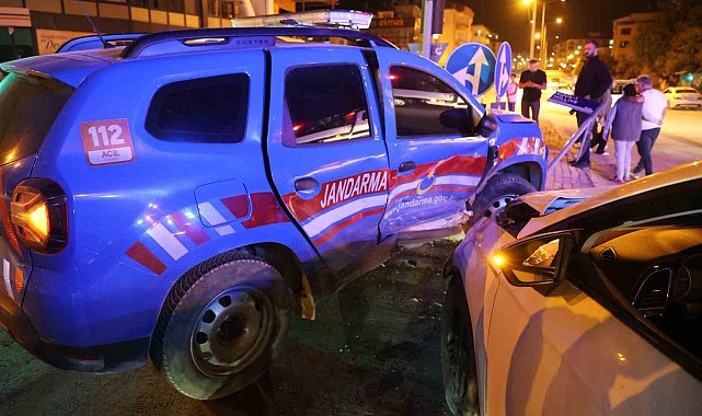 Elazığ'da jandarma aracı ile otomobil çarpıştı: 3 yaralı