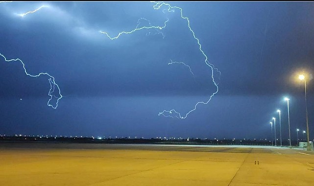 Elazığ'da şimşekler geceyi aydınlattı
