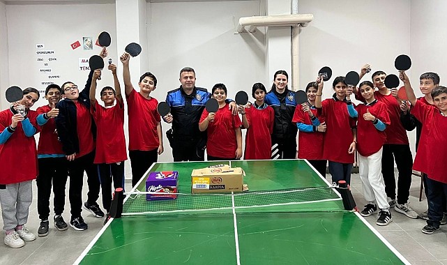 Emniyetten çocuklara tenis kursu