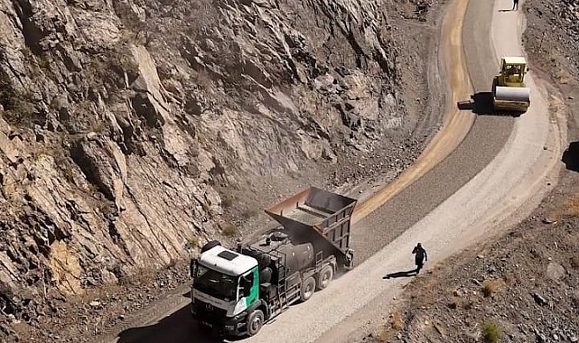 Erzincan'da kış öncesi köy yolları sıkıntısız ulaşıma hazır hale getirildi