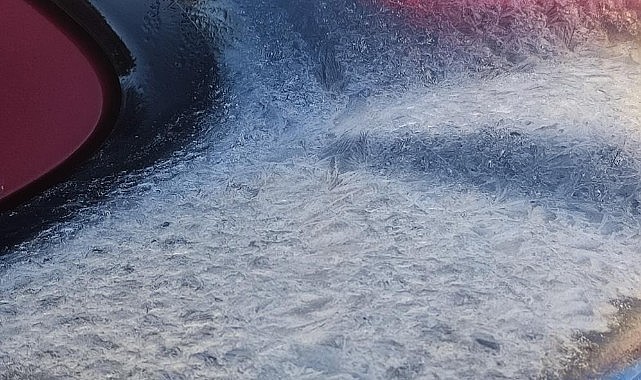 Göle'de hava sıcaklığı eksi 6'ya düştü, araç camları buz tuttu